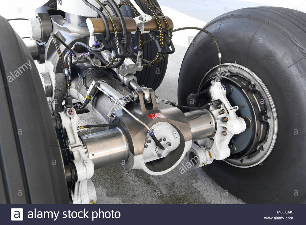 lufthansa-airbus-a350-900-a350-suspension-main-landing-gear-wheel-M0C8AK.jpg