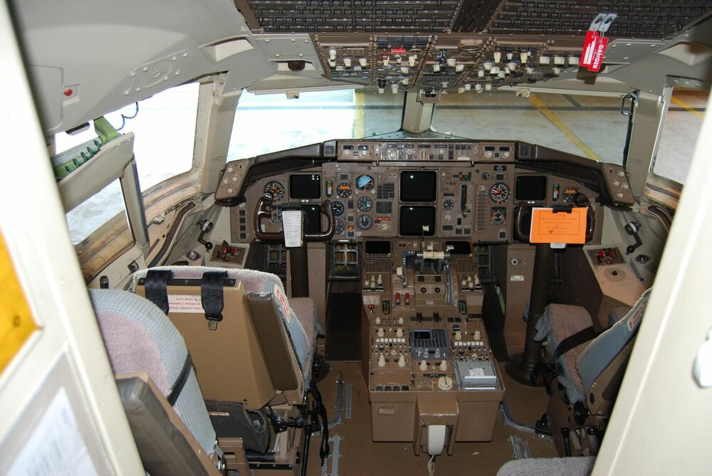 Boeing_757-200_flight_deck.jpg